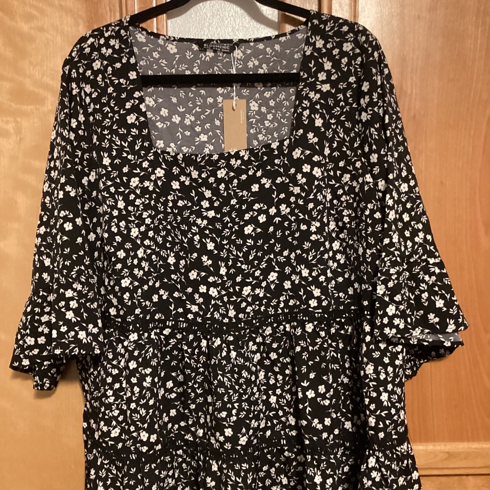Bloomchic tiered babydoll blouse, black floral, size 14-16, NWT